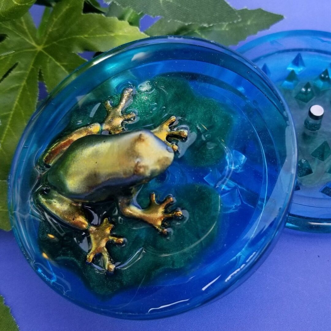 Unique frog resin grinder lid